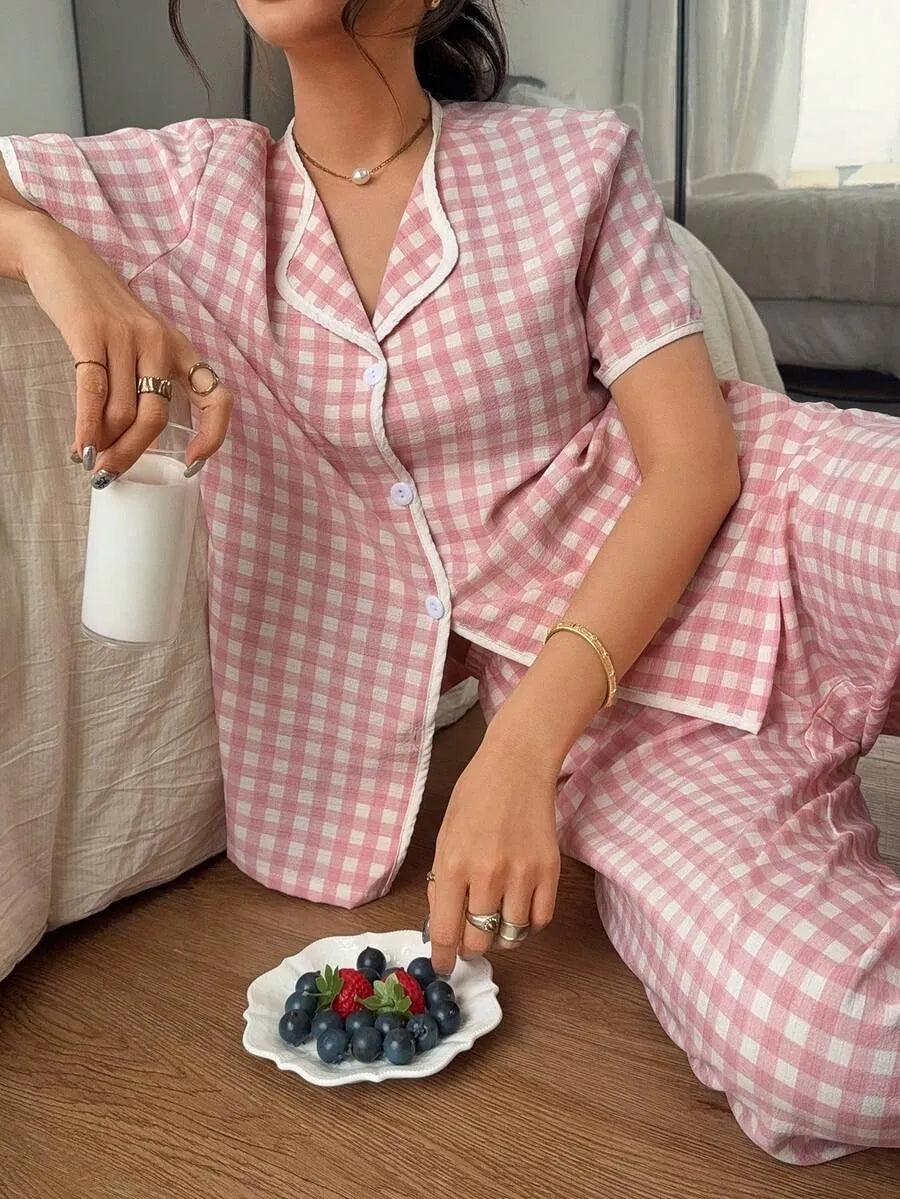 SHEIN Napfluff طقم بيجامة قطعتين بقميص وبنطلون كاروهات بلون وردي