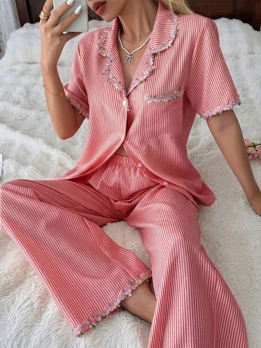 SHEIN CottageSlumber طقم بيجاما قطعتين بأكمام قصيرة وبنطلون طويل بلون أحمر