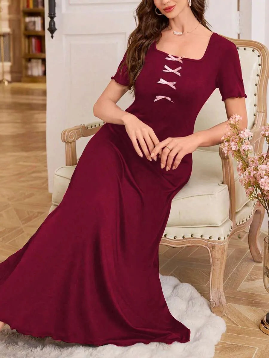 SHEIN فستان نوم طويل بلون عنابي بأكمام قصيرة وياقة مربعة وزخارف نباتية وعقدة فراشة