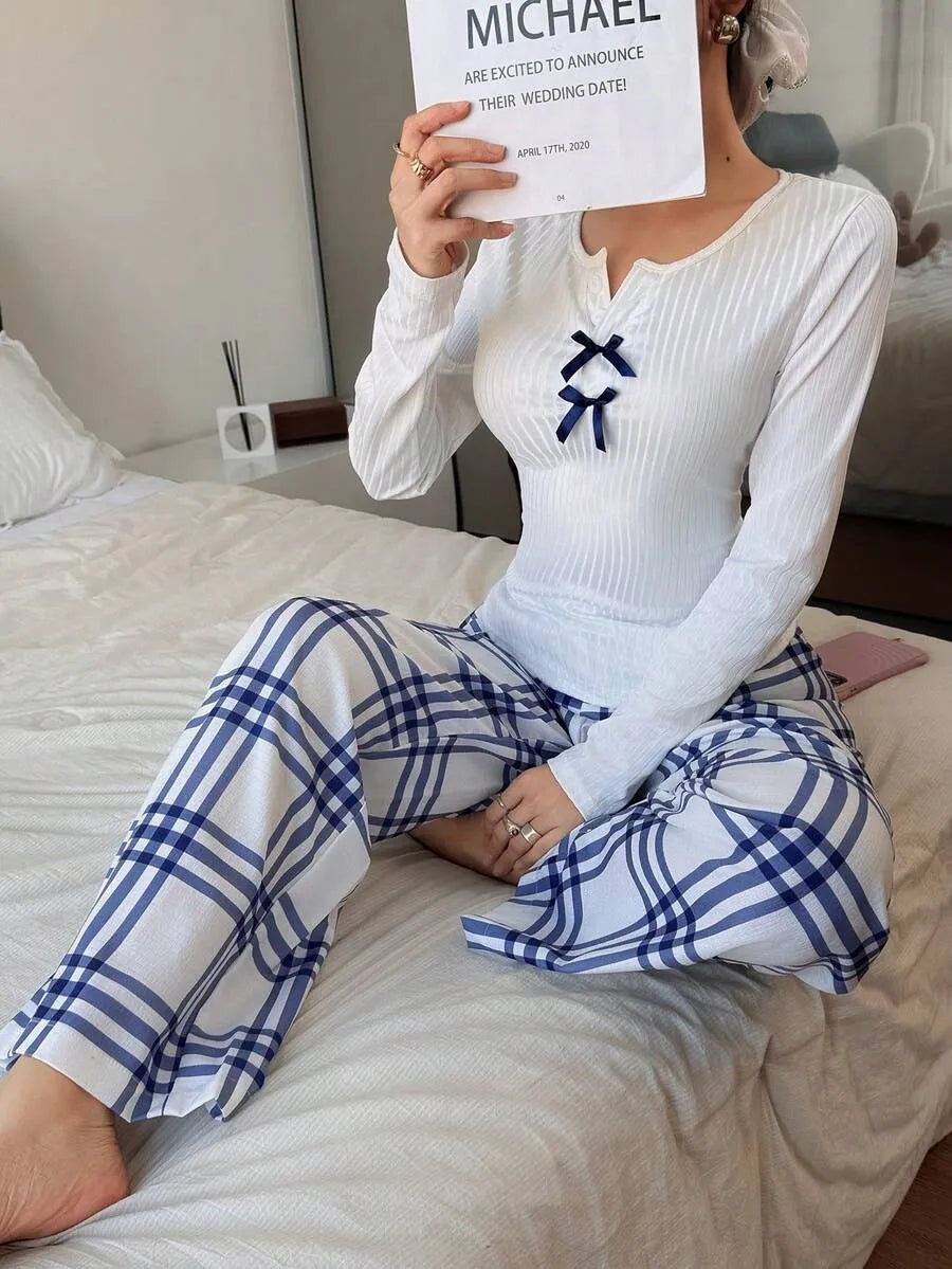 SHEIN طقم بيجامة قطعتين ببلوزة بأزرار أمامية وبنطلون كاروهات بلون أبيض