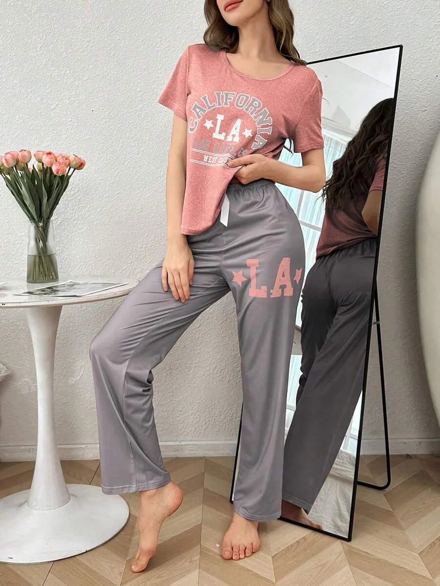 SHEIN طقم بيجاما قطعتين بطبعة حروف ملونة بأكمام قصيرة وبنطلون طويل متعدد الألوان
