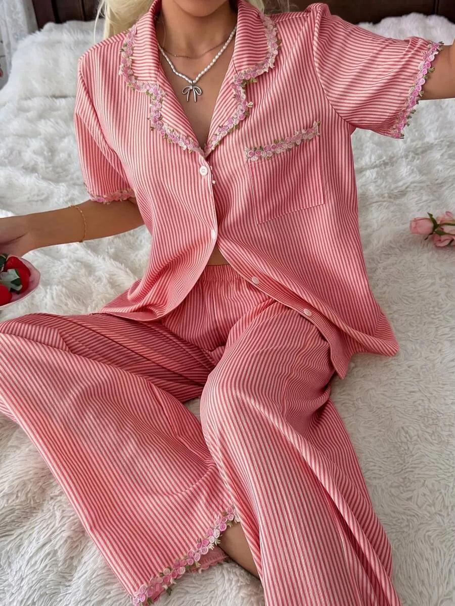 SHEIN CottageSlumber طقم بيجاما قطعتين بأكمام قصيرة وبنطلون طويل بلون أحمر