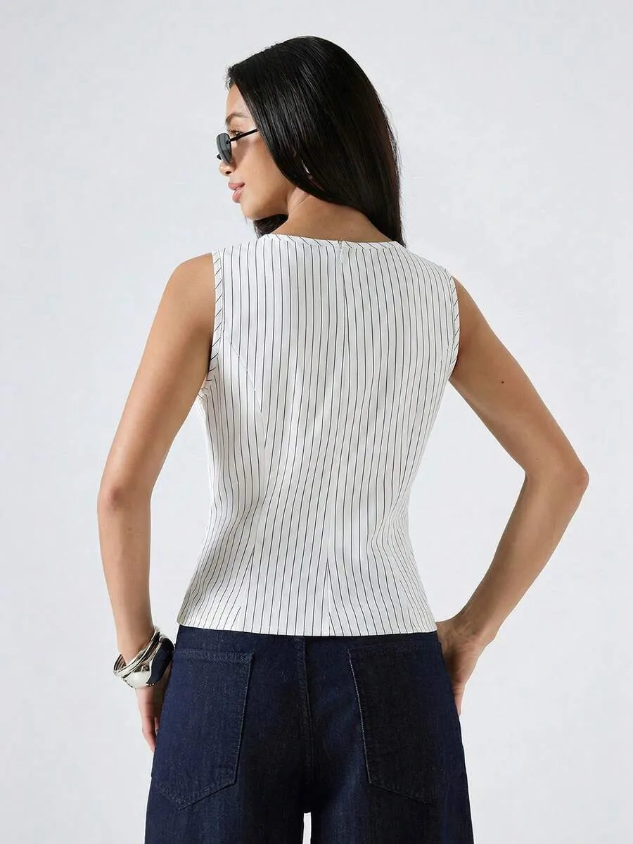 SHEIN LYSMO بلوزة نسائية مخططة بياقة دائرية وأزرار وجيب بلون أبيض