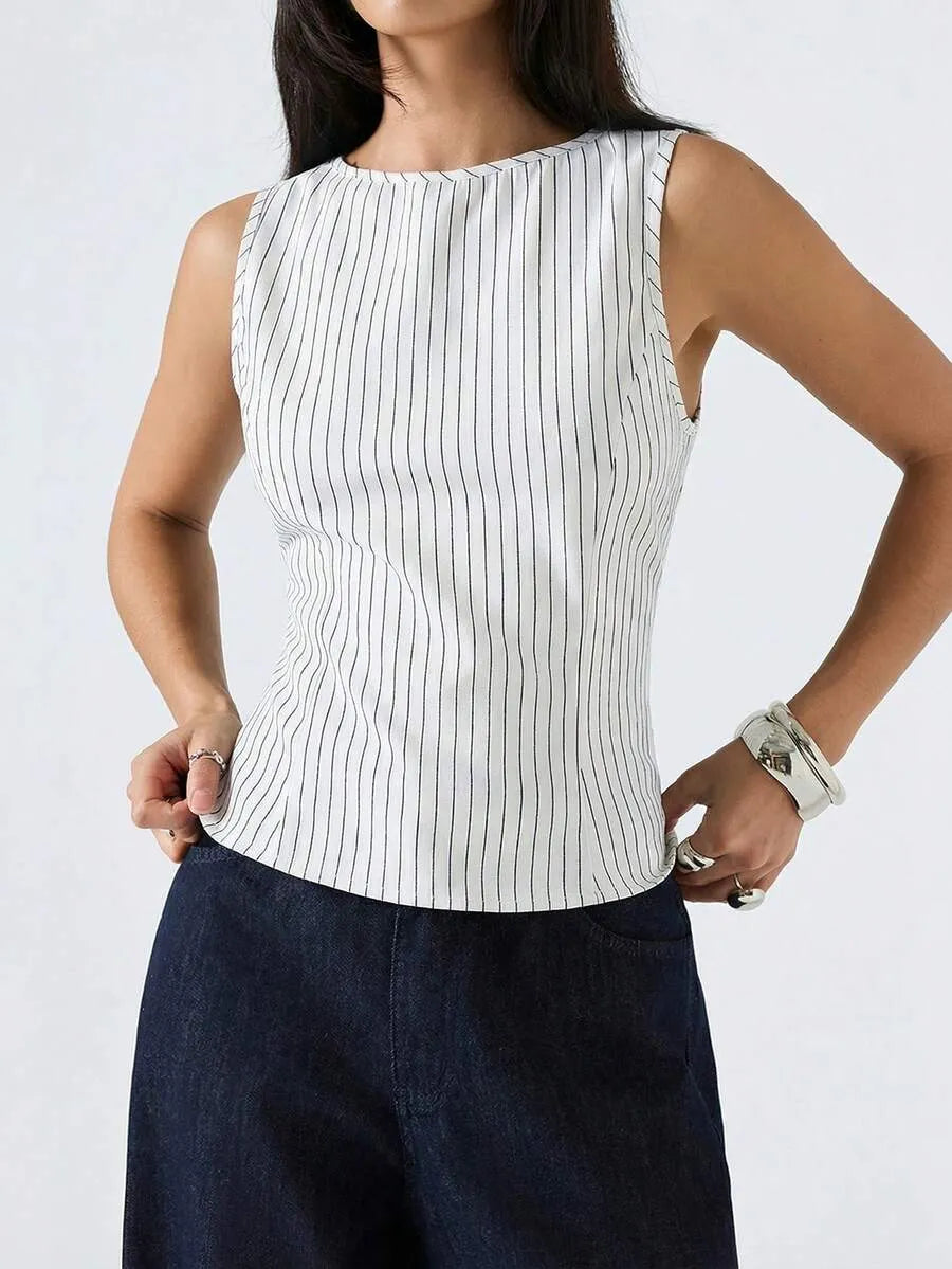 SHEIN LYSMO بلوزة نسائية مخططة بياقة دائرية وأزرار وجيب بلون أبيض