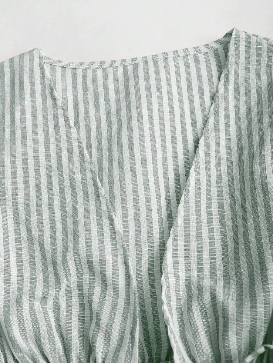 SHEIN Sweetra بلوزة نسائية مخططة بياقة عميقة وأكمام مفتوحة بلون أخضر