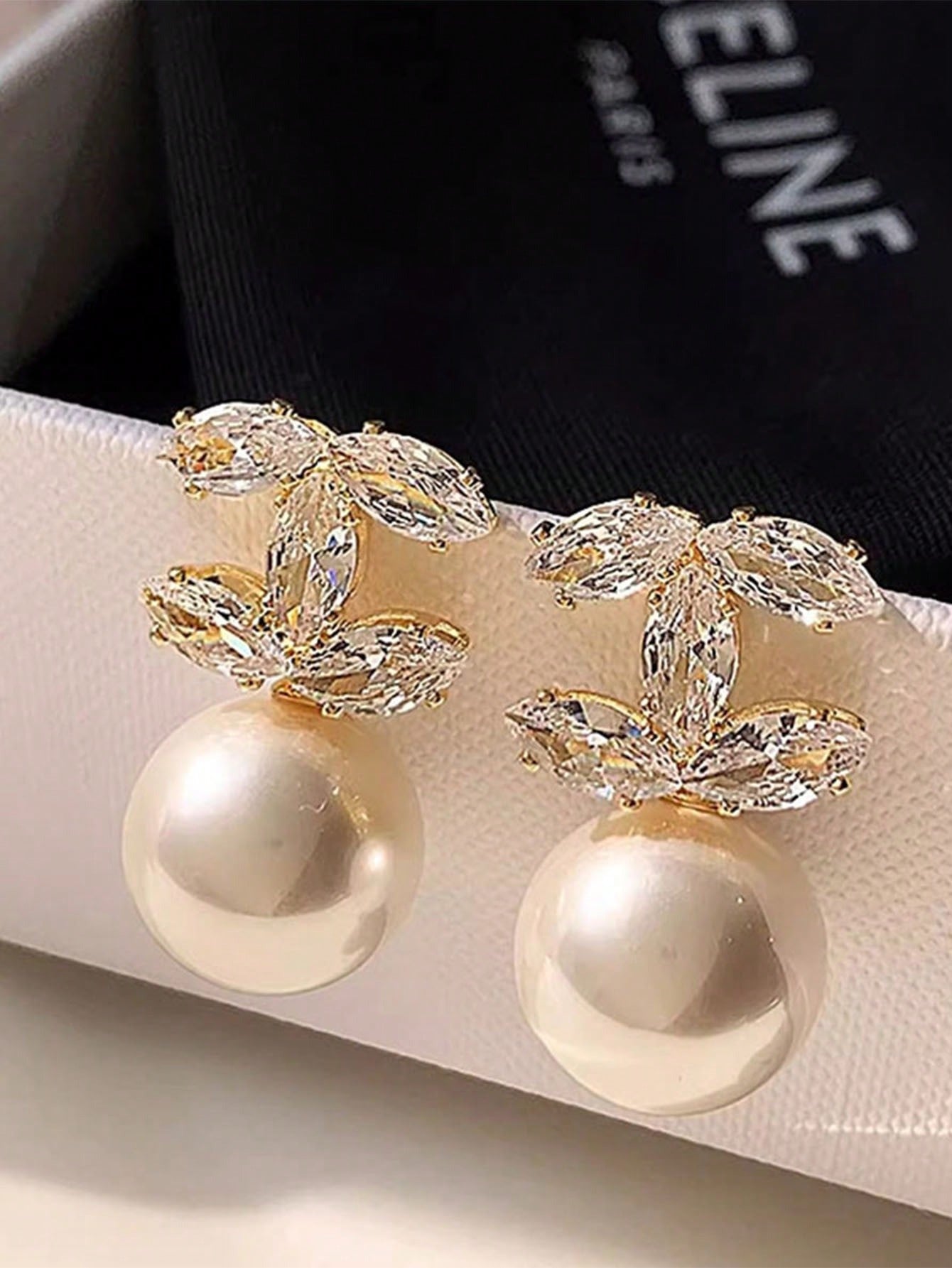 SHEIN أقراط لؤلؤ باللون الأبيض