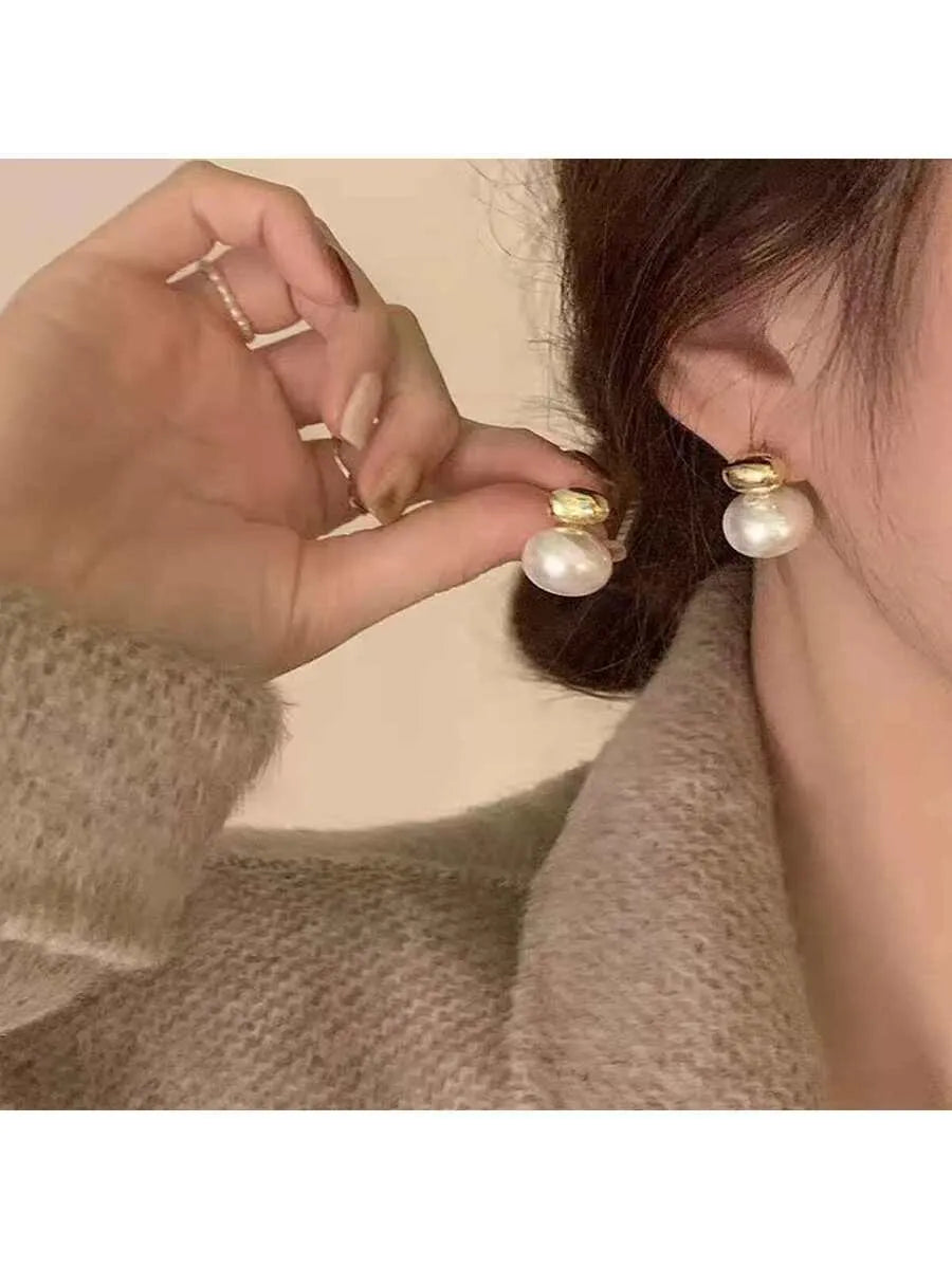 SHEIN أقراط نسائية مزينة بخرز اللؤلؤ الصناعي بلون ذهبي