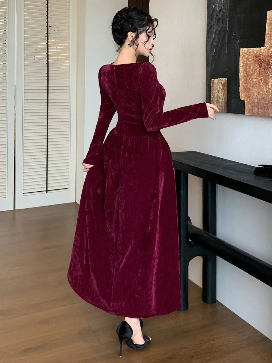 SHEIN DAZY فستان مخملي ميدي بياقة مربعة وأزرار ذهبية وتنورة واسعة بلون عنابي
