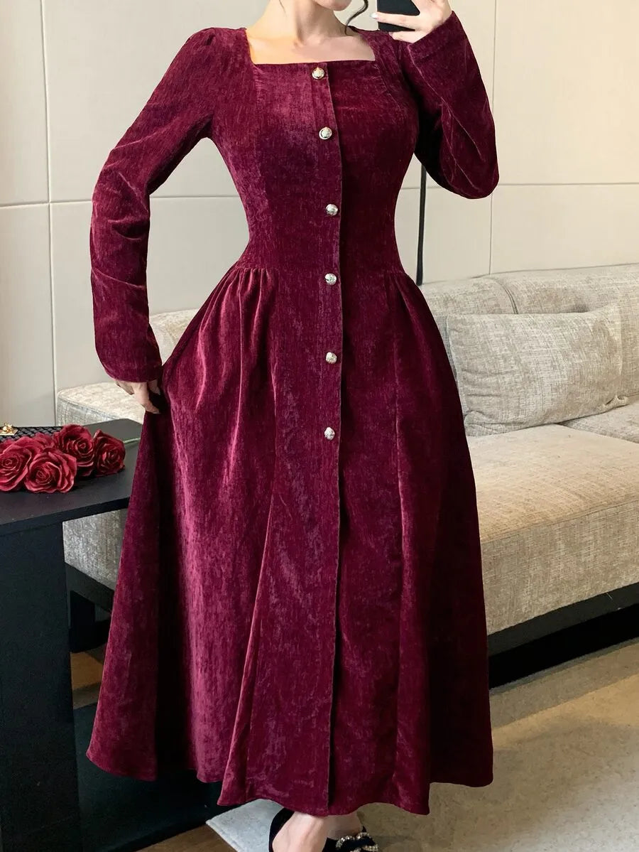 SHEIN DAZY فستان مخملي ميدي بياقة مربعة وأزرار ذهبية وتنورة واسعة بلون عنابي