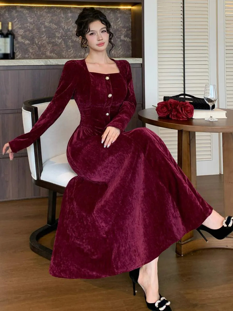 SHEIN DAZY فستان مخملي ميدي بياقة مربعة وأزرار ذهبية وتنورة واسعة بلون عنابي