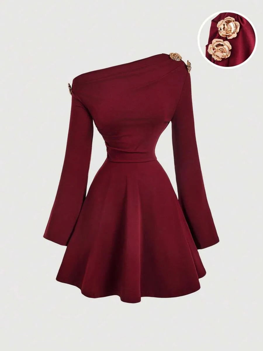 SHEIN MOD فستان نسائي ميني بياقة غير متماثلة وزهرة معدنية وخصر مطوي بلون عنابي