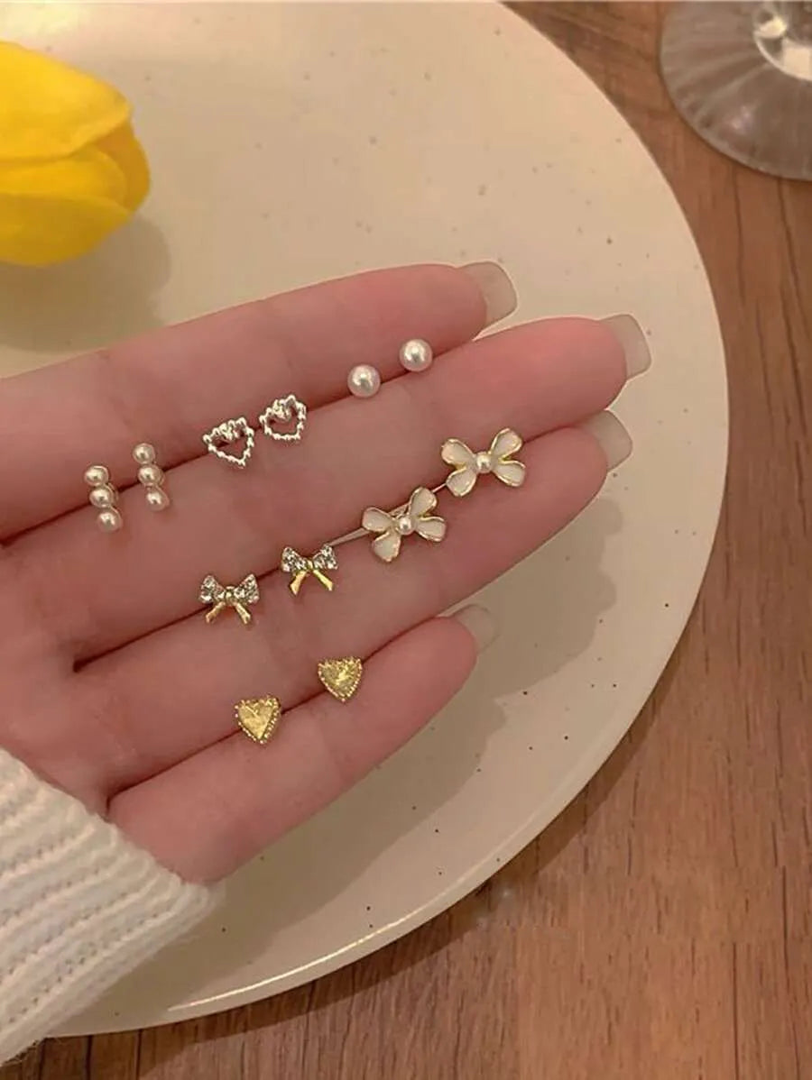 SHEIN أقراط نسائية بتصميم فراشة مزينة باللؤلؤ بلون أبيض