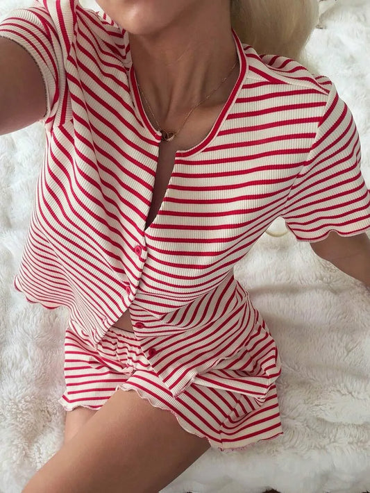 SHEIN DAZY طقم بيجامة قطعتين ببلوزة بأزرار أمامية وشورت مخطط بلون أحمر