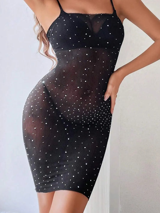 SHEIN فستان ضيق مفرغ مرصع بالراين ستون بدون أكمام وشفاف بلون أسود