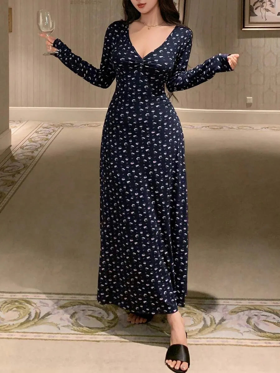 SHEIN DAZY فستان نوم طويل بلون أزرق بحري مزين بالزهور وكشكش وأكمام طويلة