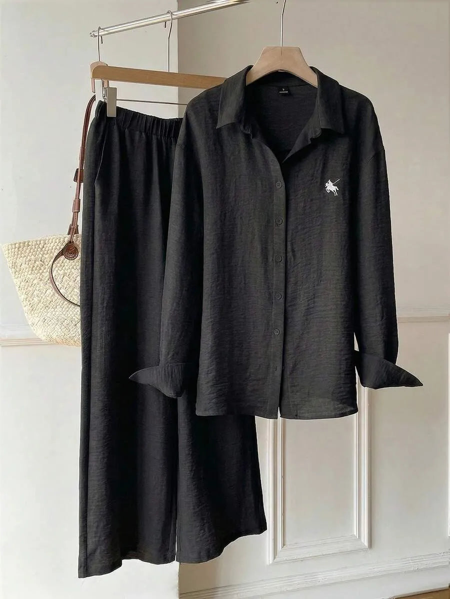 SHEIN EZwear طقم نسائي قطعتين بلوزة بولو مطرزة بحصان وبنطال بجيوب بلون الأسود