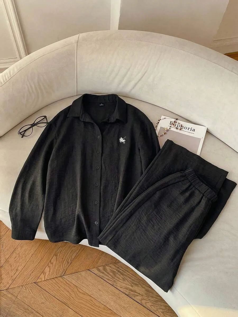 SHEIN EZwear طقم نسائي قطعتين بلوزة بولو مطرزة بحصان وبنطال بجيوب بلون الأسود