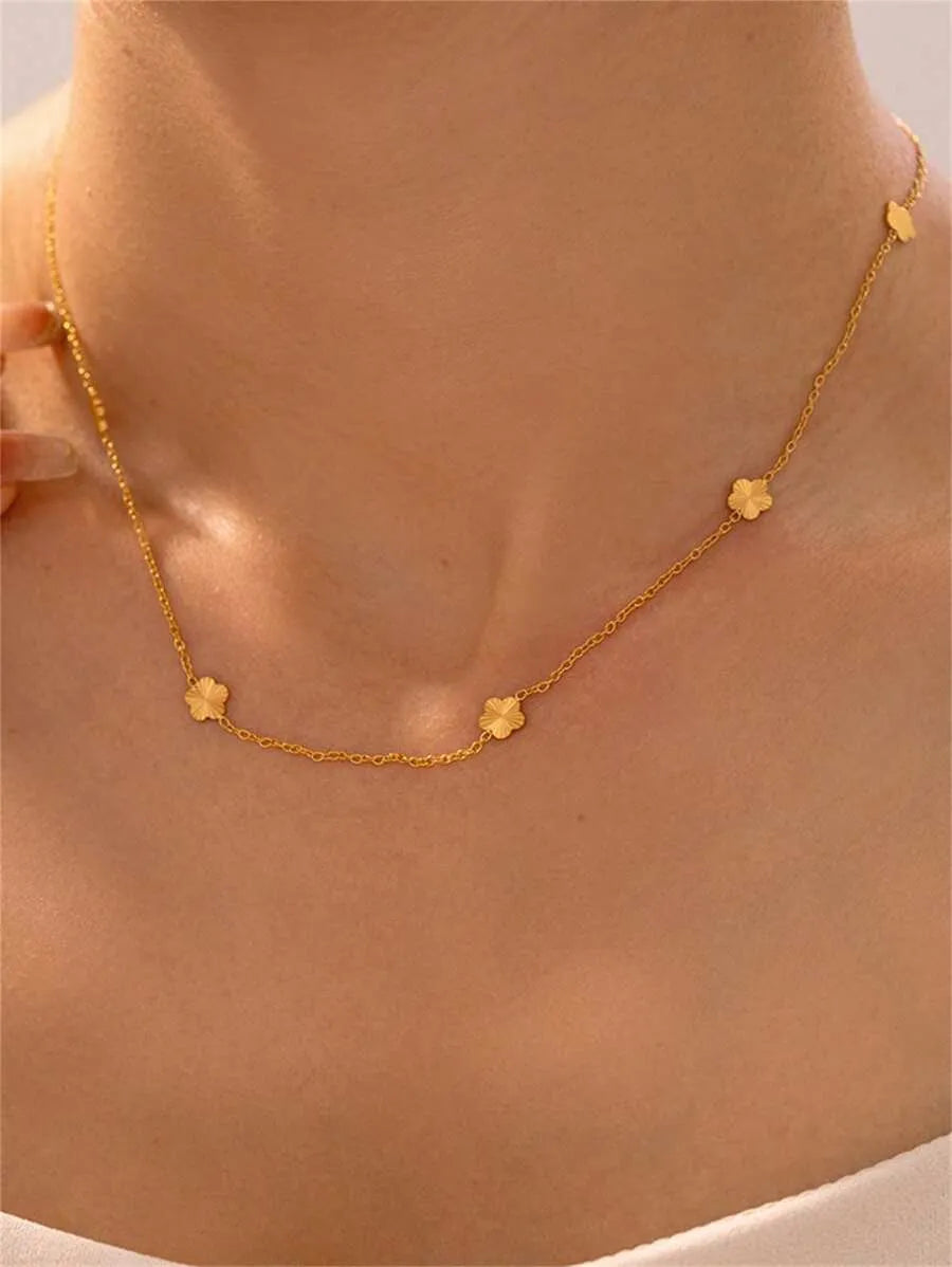 SHEIN TONSI قلادة نسائية بزهرة خماسية البتلات من الفولاذ المقاوم للصدأ مطلية بذهب 18 قيراط