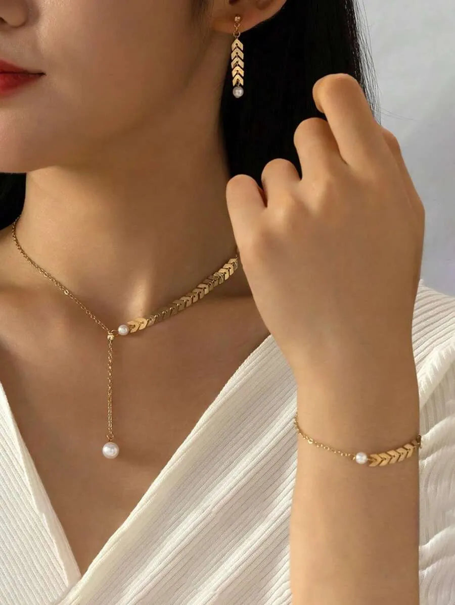 SHEIN طقم مجوهرات نسائي قلادة وأقراط وسوار بتصميم قمح ولؤلؤ بلون ذهبي