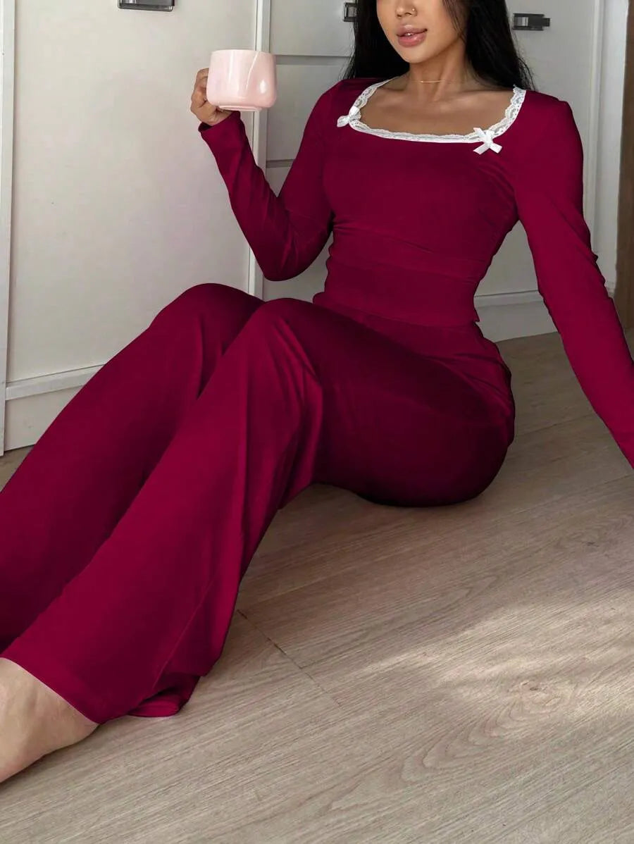 SHEIN طقم بيجاما قطعتين بياقة مربعة مزينة بفيونكة بأكمام طويلة بلون عنابي