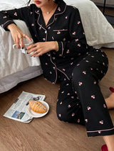 SHEIN Dreamivo طقم بيجامة قطعتين بقميص أسود بأزرار وجيوب ونقشة زهور الكرز الوردية وبنطال طويل