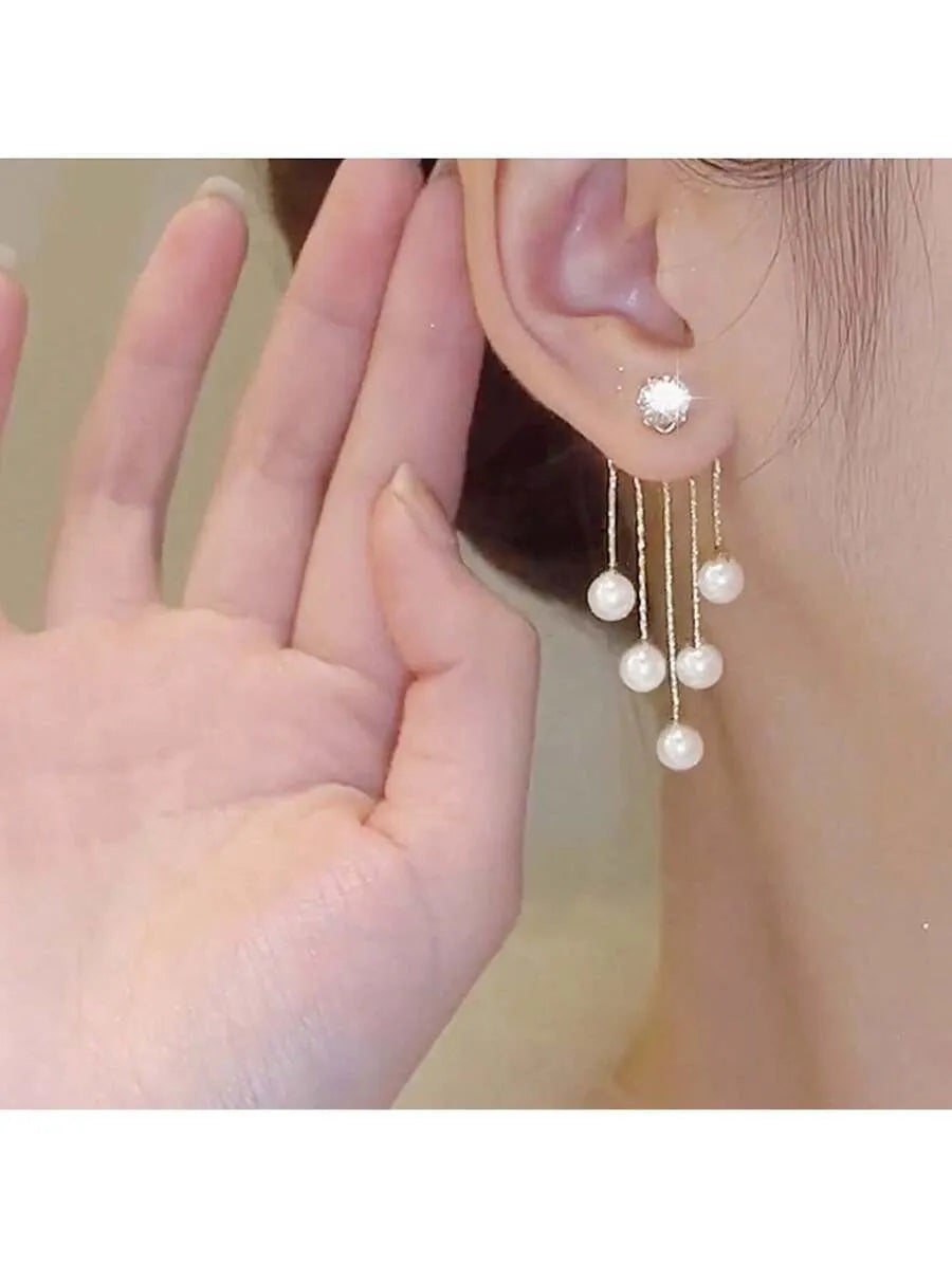 SHEIN أقراط نسائية طويلة بتصميم شرابات اللؤلؤ مزينة بحجر الراين بلون فضي