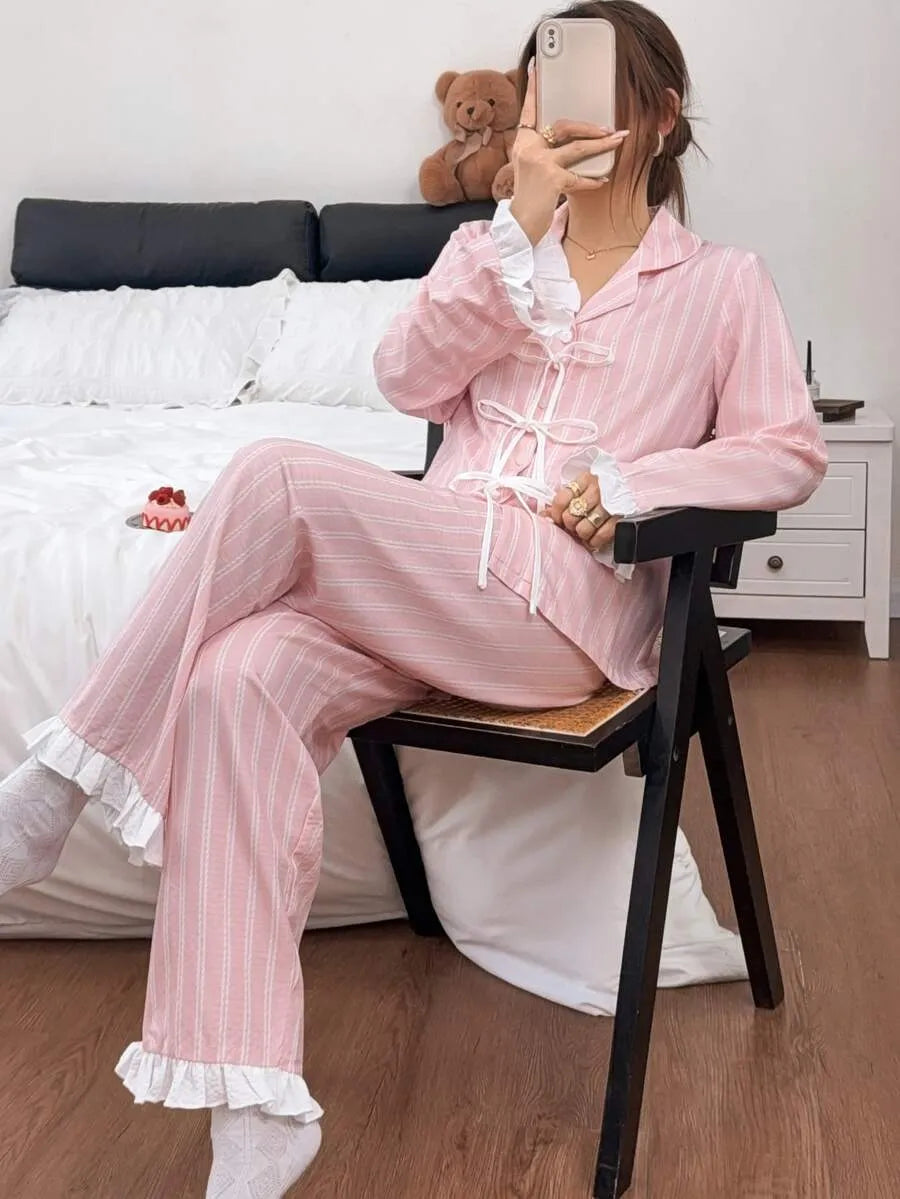 SHEIN Napfluff طقم بيجامة بقميص مخطط بياقة فيونكة وكشكشة وأكمام جرس وبنطال طويل باللون الوردي