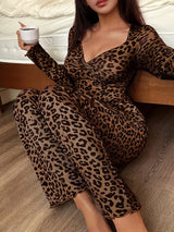 SHEIN ZzzCrew طقم بيجامة قطعتين ببلوزة بياقة مربعة وأكمام طويلة ونقشة نمر وبنطال طويل بلون بني قهوة