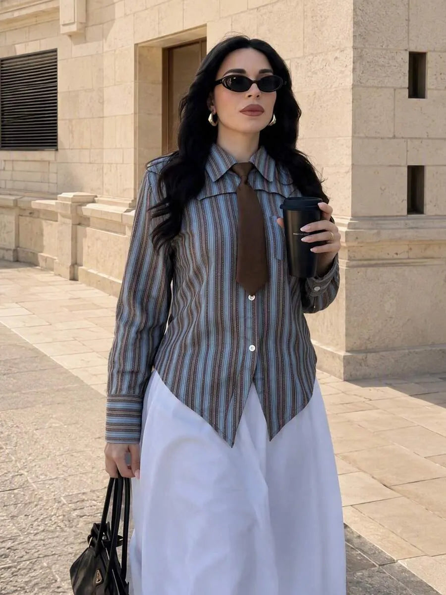 SHEIN بلوزة نسائية بياقة قميص وقصة غير متماثلة وطباعة حروف بلون أزرق