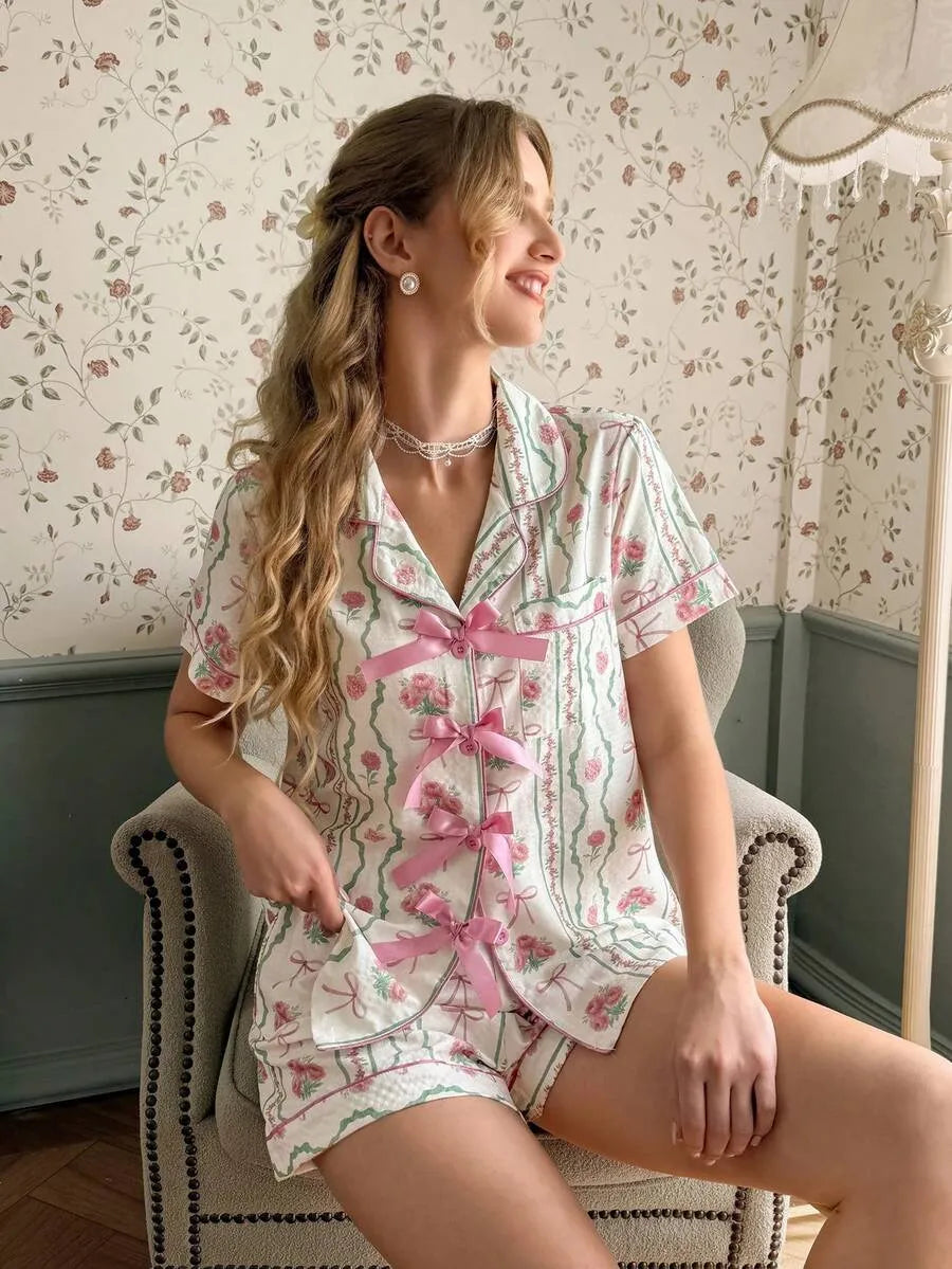 SHEIN CottageSlumber طقم بيجاما قطعتين بطبعة ورد وتوت أحمر وشورت بلون أبيض