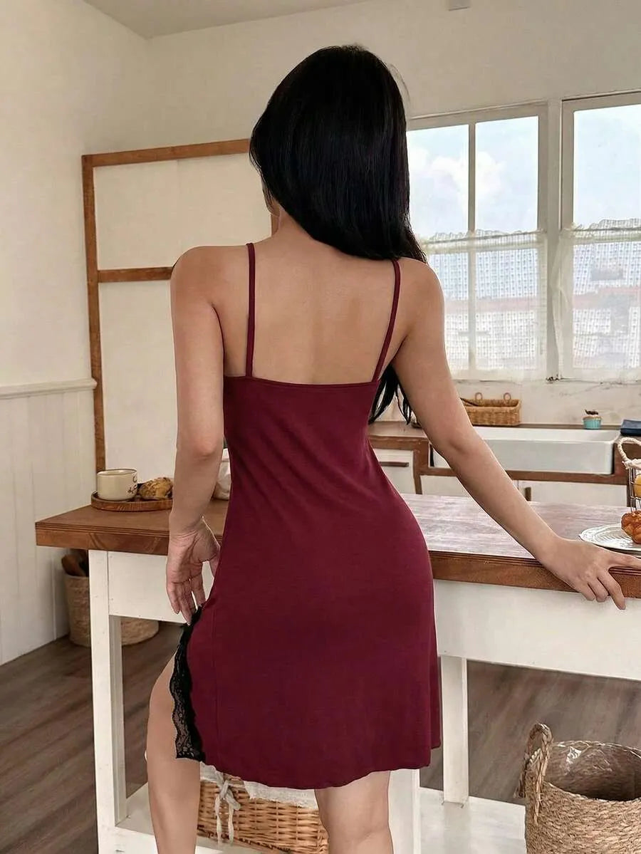 SHEIN فستان نوم ميني بحمالات سباغيتي ودانتيل وشق جانبي بلون عنابي