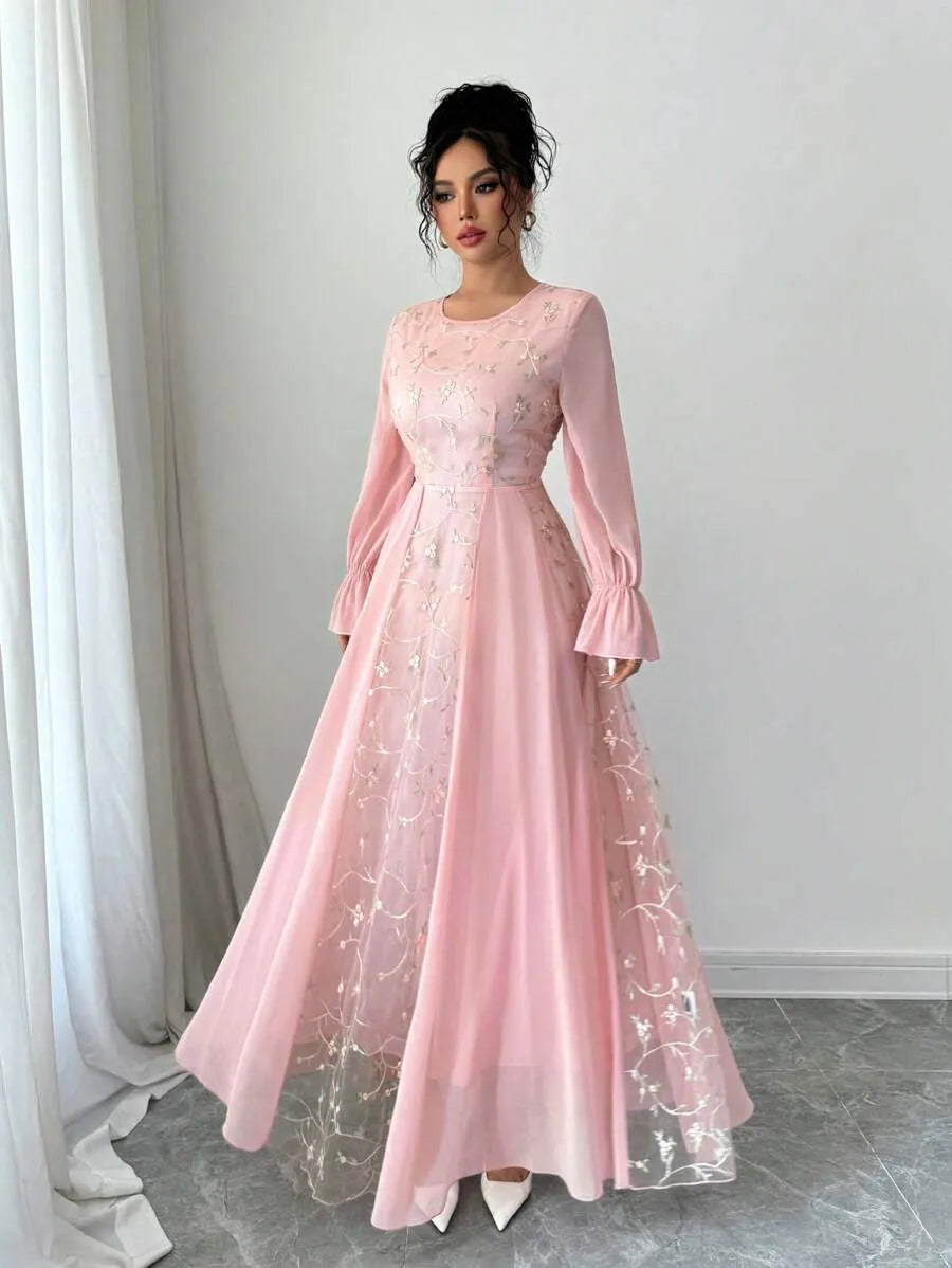 SHEIN Modelyn فستان طويل من الشيفون المنقوش بأكمام منتفخة وتفاصيل شبك بلون وردي