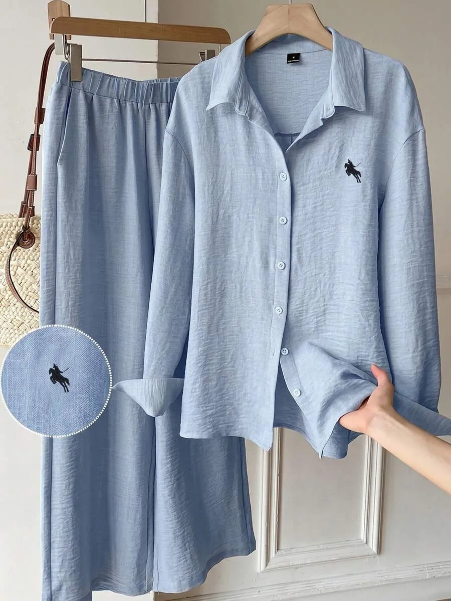 SHEIN EZwear طقم نسائي قطعتين بلوزة مطرزة بأزرار أمامية وبنطال بجيوب بلون أزرق فاتح