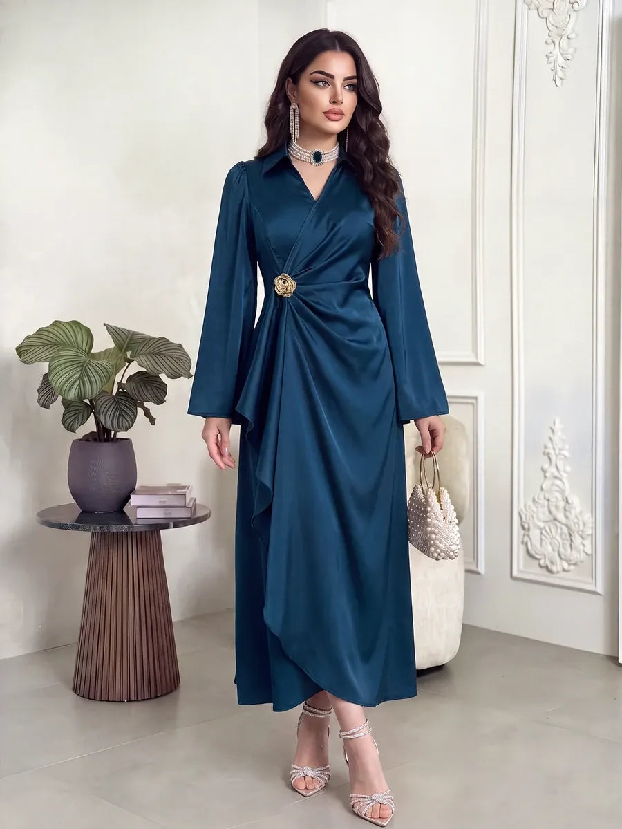 SHEIN Modelyn فستان طويل بياقة وأكمام واسعة وخصر مرتفع بتصميم ملفوف بلون أزرق