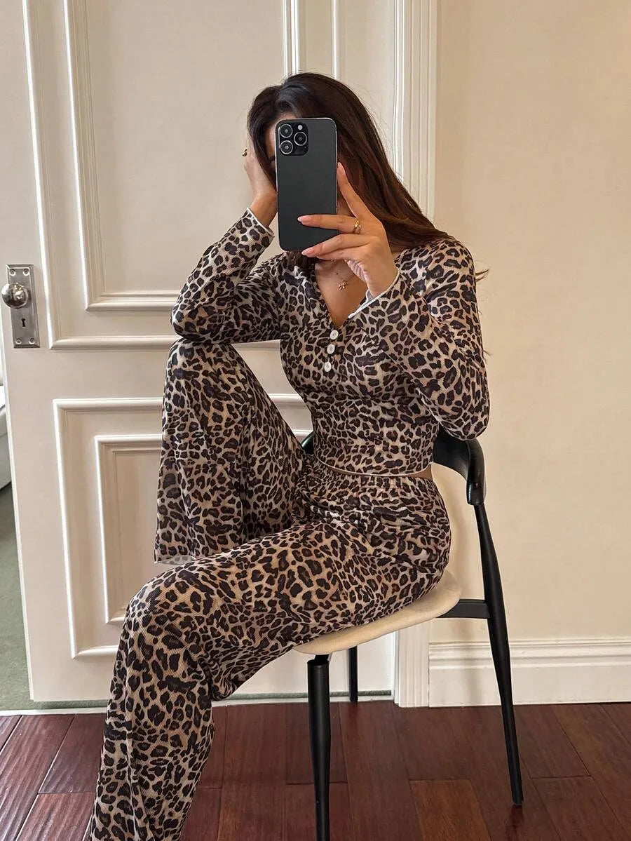 SHEIN Dream Adore طقم بيجامة قطعتين بتوب قصير وبنطلون بطبعة نمر متعدد الألوان