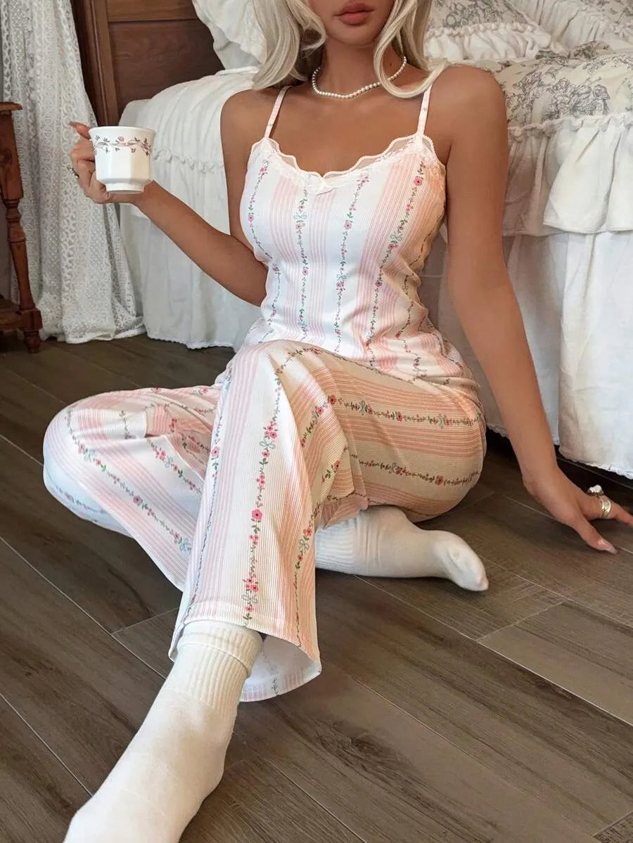 SHEIN CottageSlumber طقم بيجامة قطعتين كاميسول وبنطال طويل بزهور ودانتيل بلون أبيض