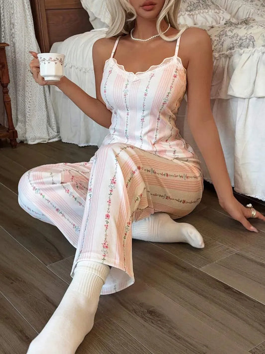 SHEIN CottageSlumber طقم بيجامة قطعتين كاميسول وبنطال طويل بزهور ودانتيل بلون أبيض