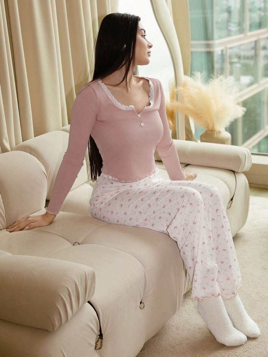 SHEIN Andrea Bello طقم قميص وبنطال نوم بطبعة التاج والتريم الدانتيل