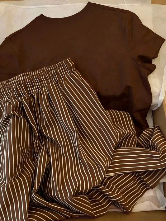 SHEIN IslaSuriya طقم نسائي قطعتين تيشيرت بطبعة دب وبنطال مخطط كاجوال