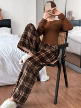 SHEIN Napfluff طقم بيجامة قطعتين ببلوزة محبوكة بياقة هينلي وأزرار ونقشة مربعات وبنطال فروي طويل بلون بني