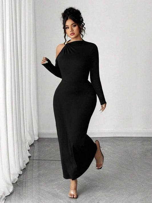 SHEIN Elenzga فستان أسود للمقاسات الكبيرة بتصميم متطور