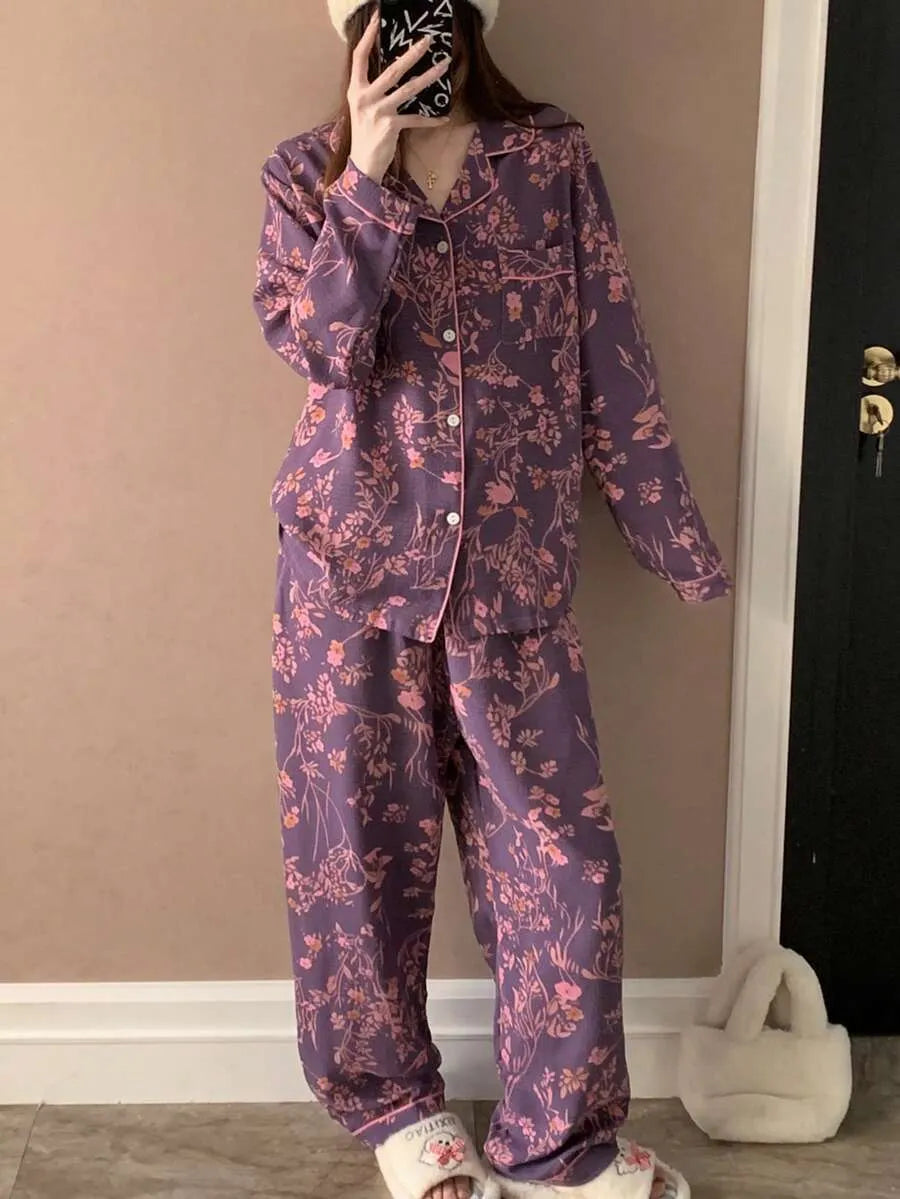 SHEIN طقم بيجامة قطعتين بقميص بأكمام طويلة وأزرار أمامية وجيوب ونقشة زهور بلون بنفسجي