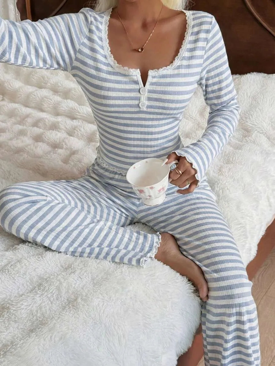SHEIN Dream Adore طقم بيجامة قطعتين ببلوزة قصيرة بياقة مربعة ودانتيل وأزرار أمامية وبنطال طويل مخطط باللون الأزرق