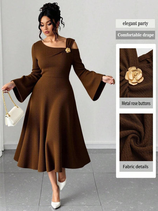SHEIN Elenzga فستان ماكسي بني مقاس كبير بأكتاف غير متماثلة