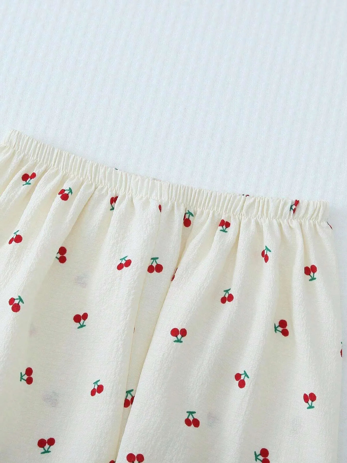 SHEIN SAYEHFBABY طقم بيجامة قطعتين بأكمام طويلة بطبعة كرز بلون مشمشي