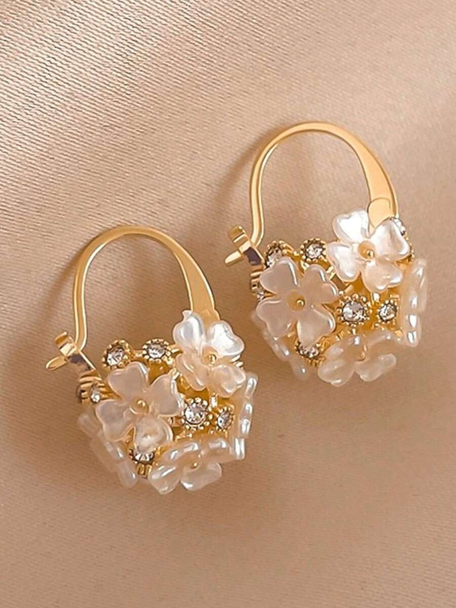 SHEIN زوج أقراط ذهبي بتصميم زهري أنيق