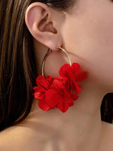 SHEIN زوج أقراط حمراء بتصميم زهور