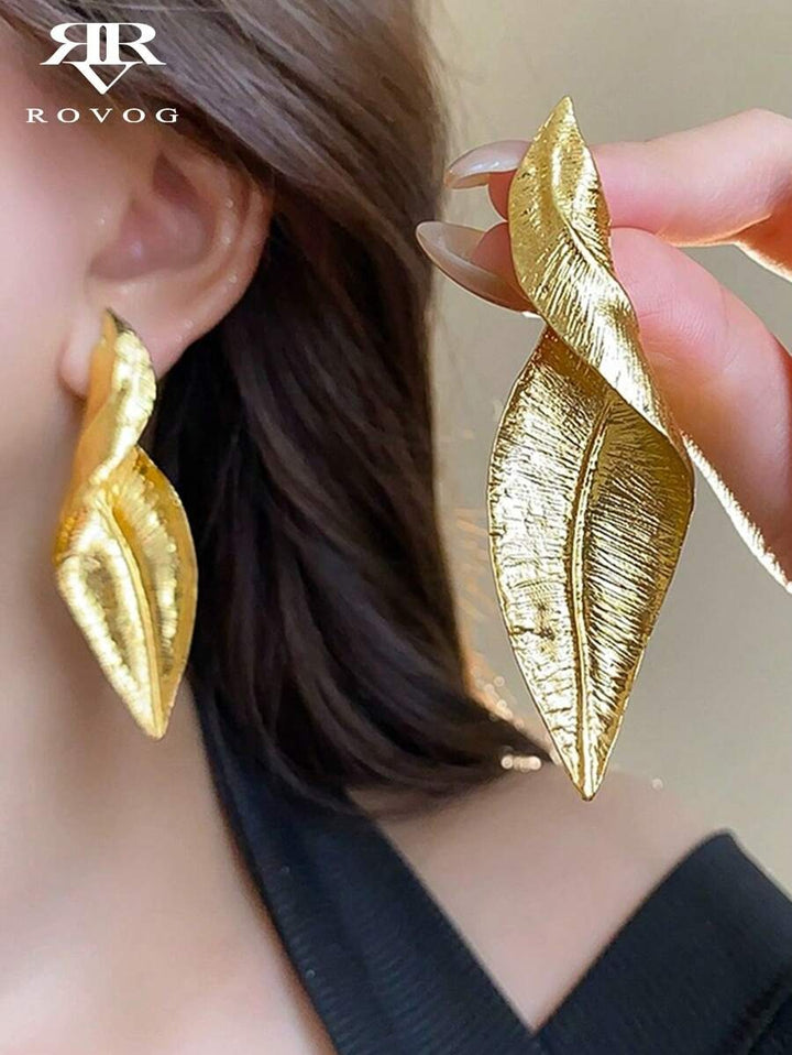 SHEIN زوج ذهبي من الأقراط المعدنية