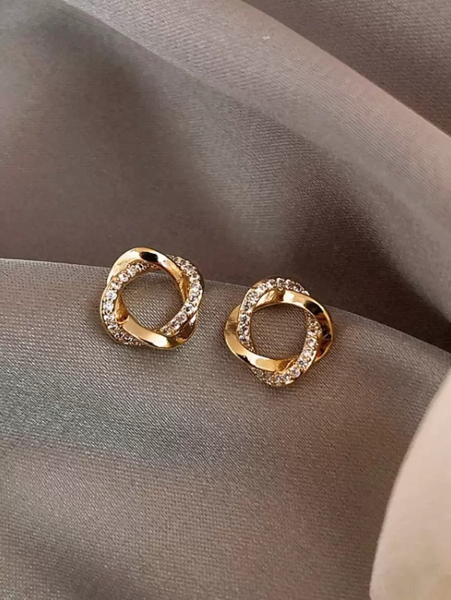 SHEIN زوج أقراط أنيقة مرصعة بحبيبات الراين اللامعة