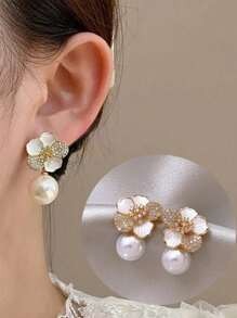 SHEIN زوج أقراط ذهبي بتصميم زهري راقي